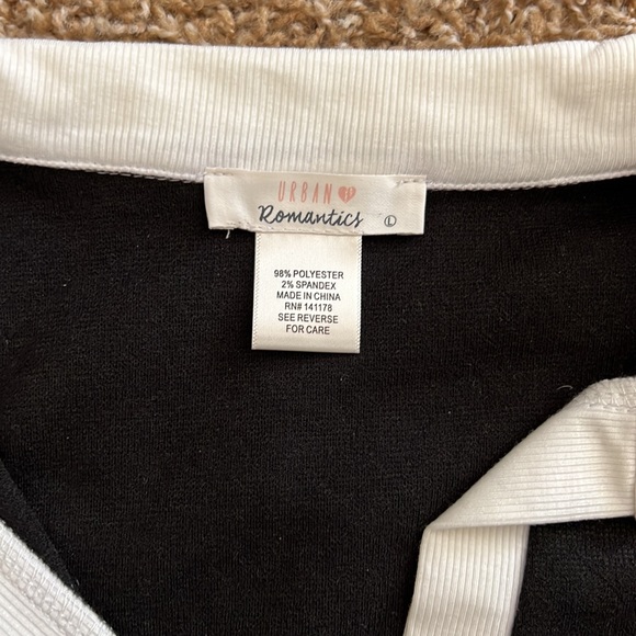 Black tee with white collar - Picture 2 of 3